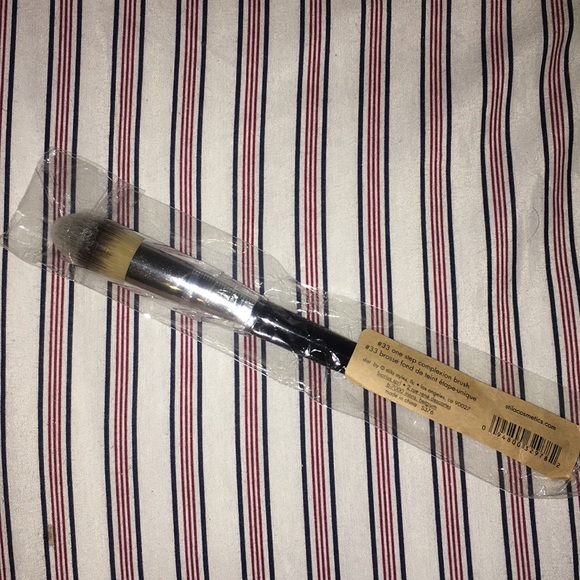 Brand new Stila Brush #33 - Picture 2 of 3
